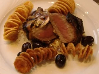 Rezept: Lammrückenfilet im Auberginenmantel mit Schafskäse,Olivensauce und Kartoffelchips Lammrückenfilet im Auberginenmantel mit Schafskäse,Olivensauce und Kartoffelchips - Rezept