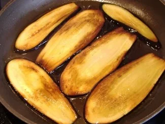 Rezept: Lammrückenfilet im Auberginenmantel mit Schafskäse,Olivensauce und Kartoffelchips Bild Nr. 2 Lammrückenfilet im Auberginenmantel mit Schafskäse,Olivensauce und Kartoffelchips - Rezept - Bild Nr. 2