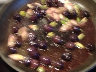 Rezept: Lammrückenfilet im Auberginenmantel mit Schafskäse,Olivensauce und Kartoffelchips Bild Nr. 4 Lammrückenfilet im Auberginenmantel mit Schafskäse,Olivensauce und Kartoffelchips - Rezept - Bild Nr. 4