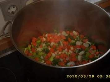 Rezept: Kartoffelcremesuppe mit Würstchen Bild Nr. 3 Kartoffelcremesuppe mit Würstchen - Rezept - Bild Nr. 3