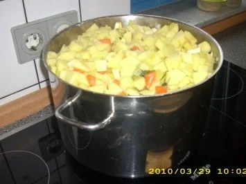 Rezept: Kartoffelcremesuppe mit Würstchen Bild Nr. 4 Kartoffelcremesuppe mit Würstchen - Rezept - Bild Nr. 4