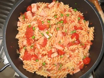 Bunter Nudeltopf mit Käse - Rezept