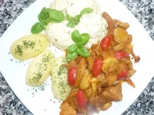 Wurstpfanne mit Salzkartoffeln und Rahmblumenkohl - Rezept
