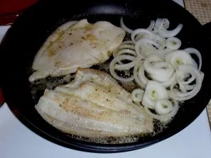 Rezept: Schollenfilet Natur mit Gemüsezwiebel und Trevisana-Salat Bild Nr. 4 Schollenfilet Natur mit Gemüsezwiebel und Trevisana-Salat - Rezept - Bild Nr. 4