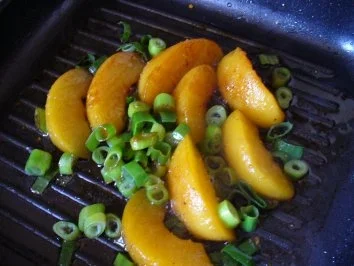 Pikante Pfirsichstücke auf Entrecôtes - Rezept - Bild Nr. 5