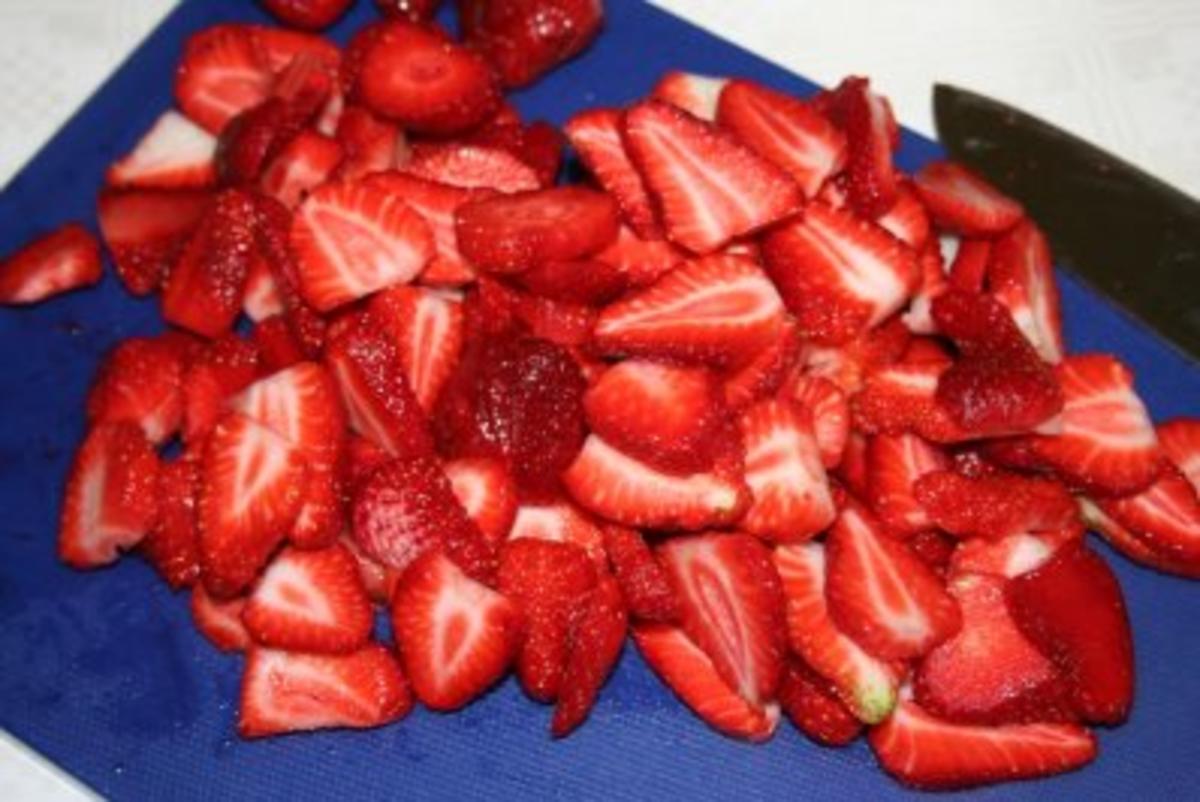 Dessert: Frischkäse-Klößchen mit Erdbeeren - Rezept - Bild Nr. 3