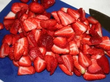 Rezept: Dessert: Frischkäse-Klößchen mit Erdbeeren Bild Nr. 3 Dessert: Frischkäse-Klößchen mit Erdbeeren - Rezept - Bild Nr. 3