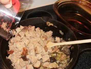 Rezept: Kotlett mit Pilze Brot Pudding - Der Saft vom gebrateten Fleisch macht den Brotpudding lecker mit einen Burgundy Wein Bild Nr. 5 Kotlett mit Pilze Brot Pudding - Der Saft vom gebrateten Fleisch macht den Brotpudding lecker mit einen Burgundy Wein - Rezept - Bild Nr. 5