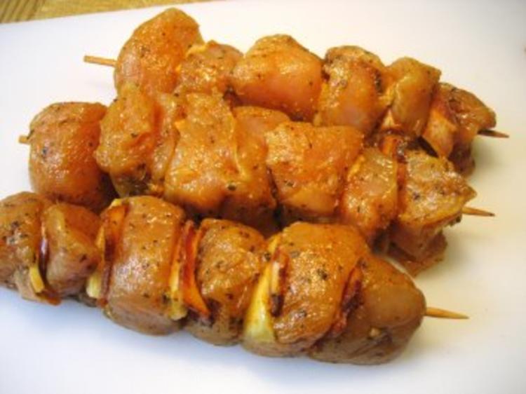 Geflügel-Spießchen mit fruchtiger Curry-Rahm-Soße - schnell &amp; einfach ...