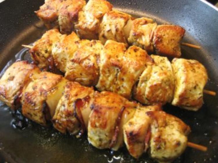 Geflügel-Spießchen mit fruchtiger Curry-Rahm-Soße - schnell &amp; einfach ...