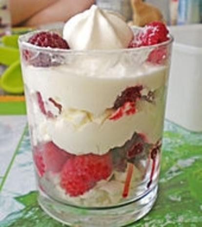 Himbeertraum mit Baiser und Himbeeren