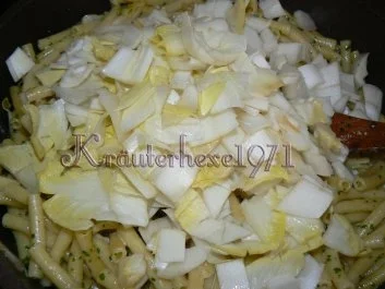 Rezept: Rinderminutensteak treffen auf eine Maccaroni-Chicoreepfanne Bild Nr. 2 Rinderminutensteak treffen auf eine Maccaroni-Chicoreepfanne - Rezept - Bild Nr. 2