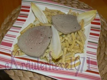 Rezept: Rinderminutensteak treffen auf eine Maccaroni-Chicoreepfanne Bild Nr. 4 Rinderminutensteak treffen auf eine Maccaroni-Chicoreepfanne - Rezept - Bild Nr. 4