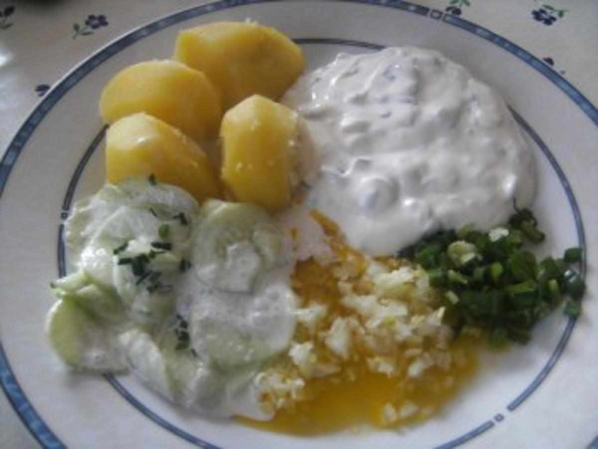 Frühlings-Quark mil Leinöl Gurkensalat - Rezept - kochbar.de