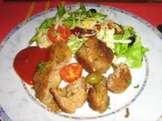 Putenbällchen lecker gefüllt mit Oliven und Tomätchen - Rezept