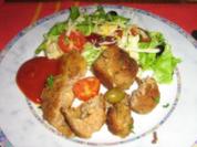 Putenbällchen lecker gefüllt mit Oliven und Tomätchen - Rezept