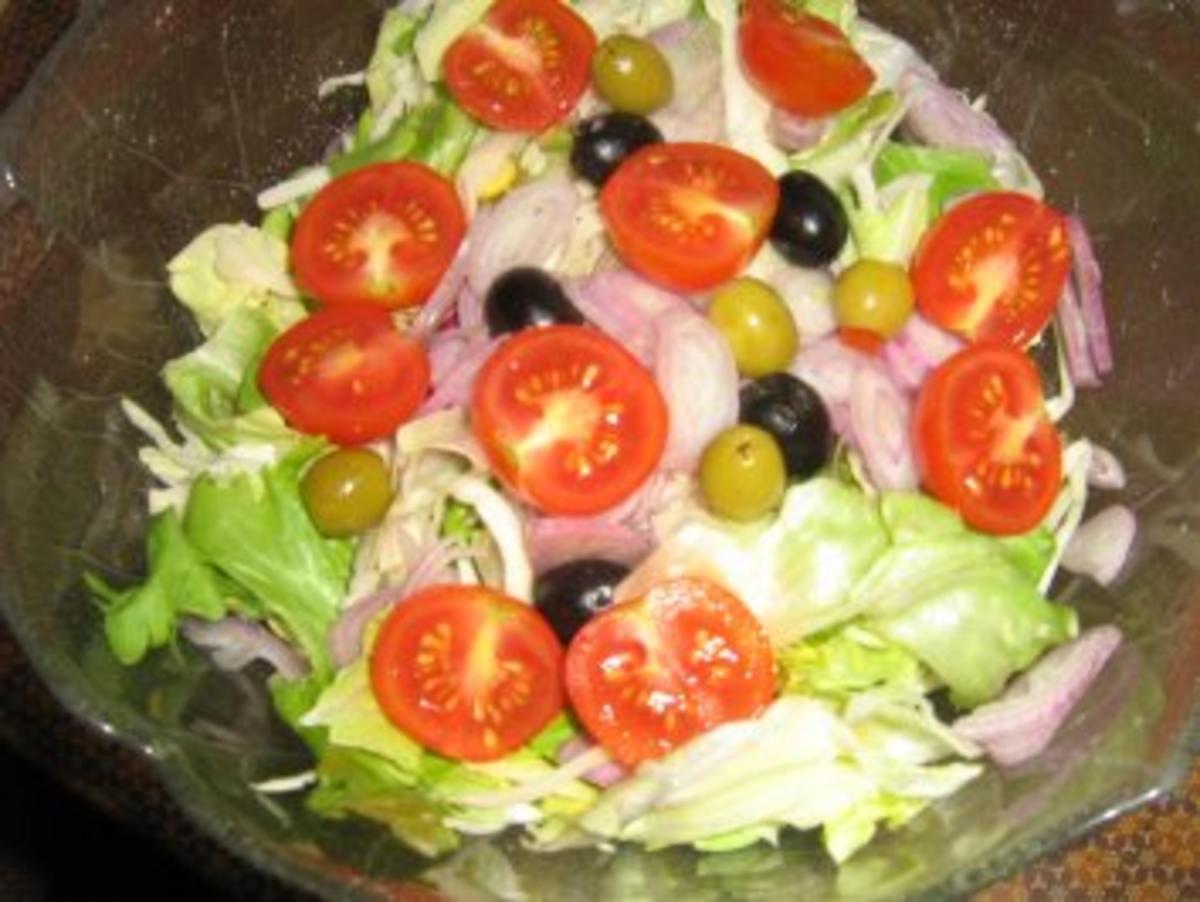 Gemischter Salat mit Tomätchen und Oliven mit einer Kräutervingrette - Rezept - Bild Nr. 2