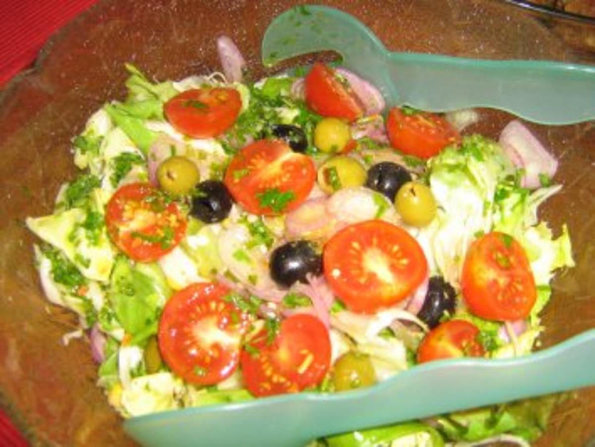 Gemischter Salat mit Tomätchen und Oliven mit einer Kräutervingrette ...