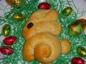 OSTERHÄSCHEN AUS HEFETEIG - Rezept
