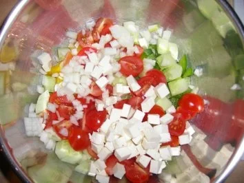 Rezept: MEDITERRANER Salatgenuss mit leichtem "Dressing", Ideal an warmen/heißen Sommertagen, BILDER FOLGEN!!! Bild Nr. 3 MEDITERRANER Salatgenuss mit leichtem "Dressing", Ideal an warmen/heißen Sommertagen, BILDER FOLGEN!!! - Rezept - Bild Nr. 3