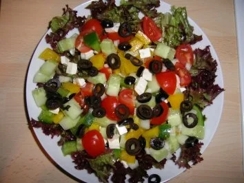 Rezept: MEDITERRANER Salatgenuss mit leichtem "Dressing", Ideal an warmen/heißen Sommertagen, BILDER FOLGEN!!! Bild Nr. 6 MEDITERRANER Salatgenuss mit leichtem "Dressing", Ideal an warmen/heißen Sommertagen, BILDER FOLGEN!!! - Rezept - Bild Nr. 6