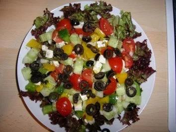 Rezept: MEDITERRANER Salatgenuss mit leichtem "Dressing", Ideal an warmen/heißen Sommertagen, BILDER FOLGEN!!! Bild Nr. 7 MEDITERRANER Salatgenuss mit leichtem "Dressing", Ideal an warmen/heißen Sommertagen, BILDER FOLGEN!!! - Rezept - Bild Nr. 7
