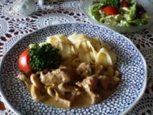 Kalbsragout mit Bandnudeln und Salat - Rezept