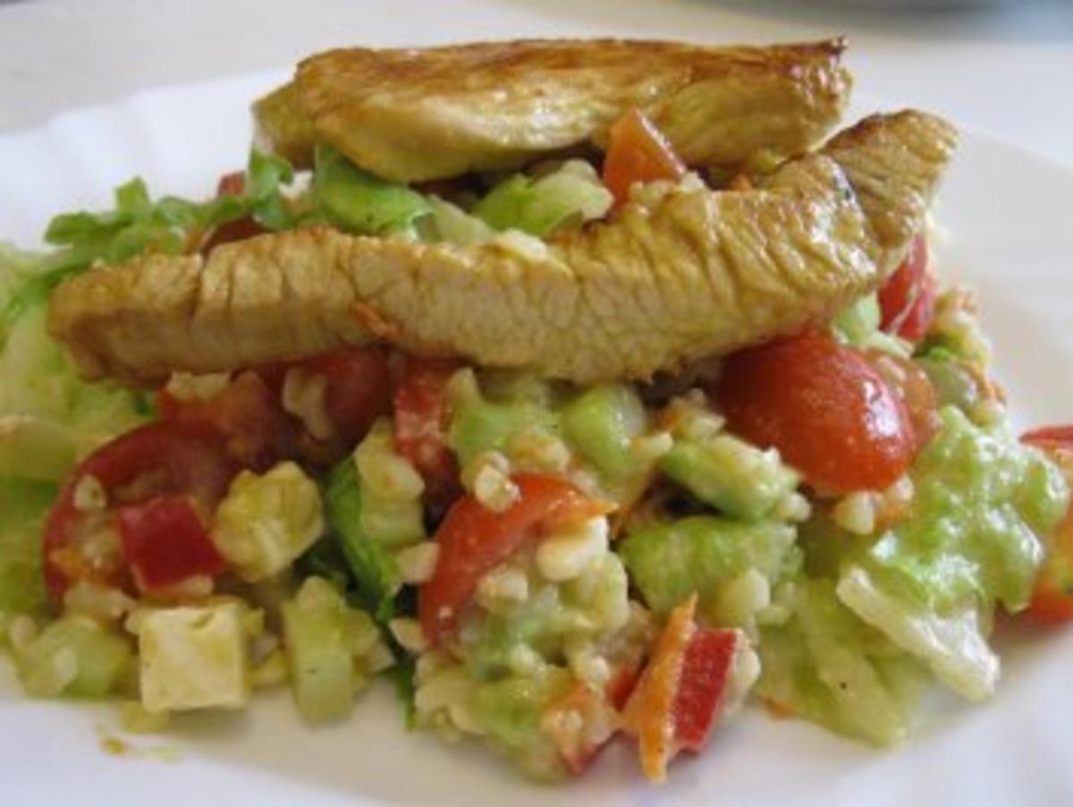 Bunter Salat mit Bulgur und gebratenen Putenbruststreifen - Rezept ...