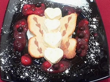 Mandel-Krokant-Cassata im Hippenschmetterling mit Beerenfrüchten - Rezept