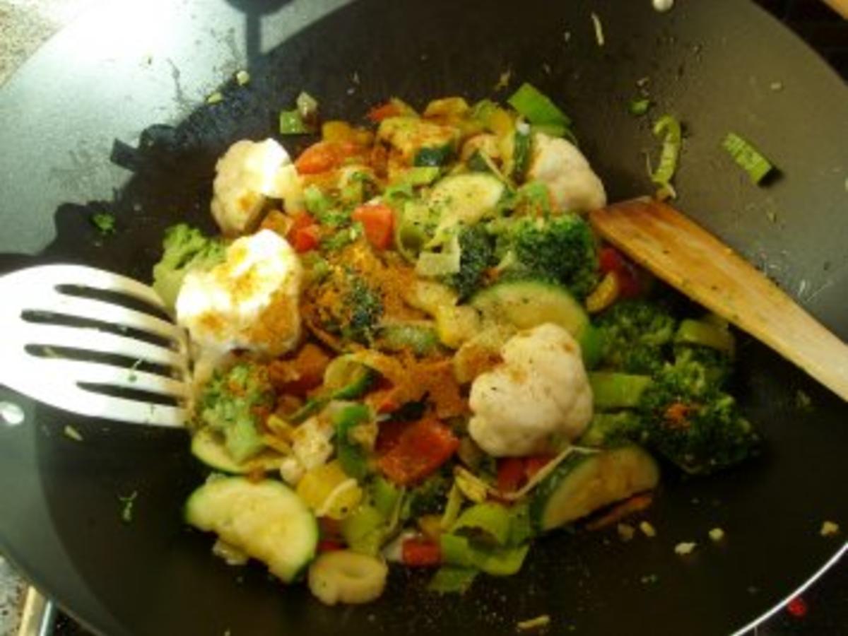 Buntes Gemüse Curry im Wok - einfach - 221 kcal/100g