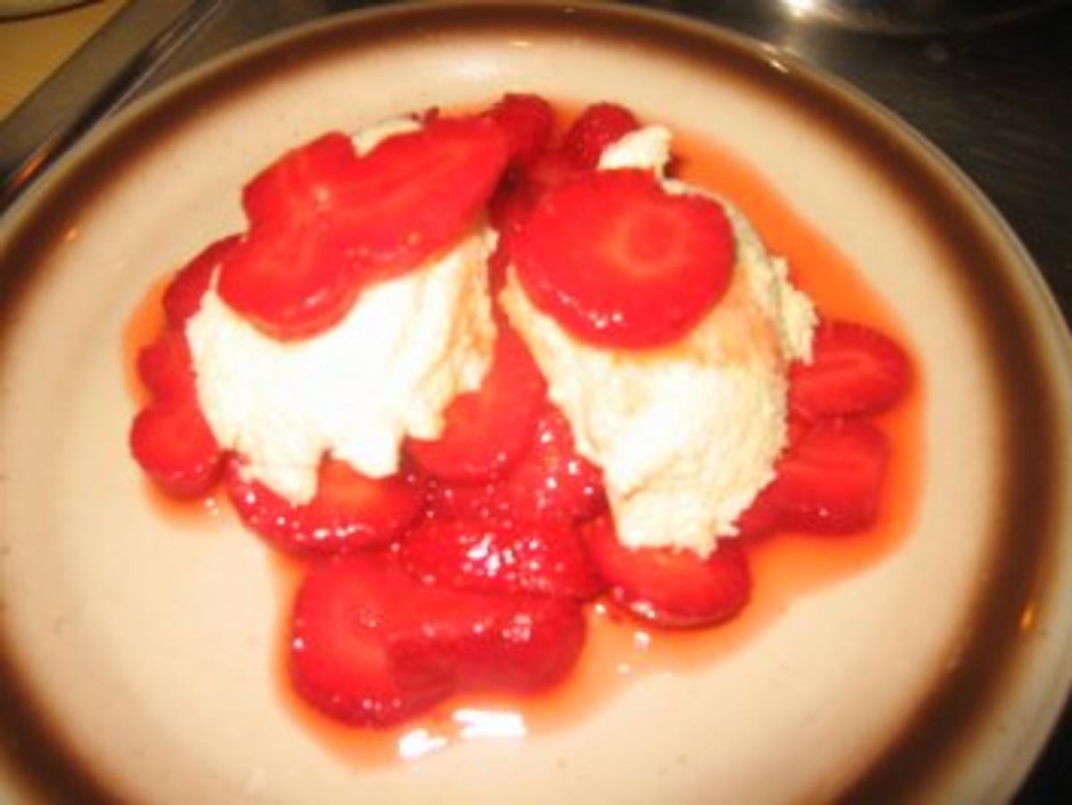 Dessert: Bayr. Creme Nocken auf marinierten Erdbeeren! - Rezept