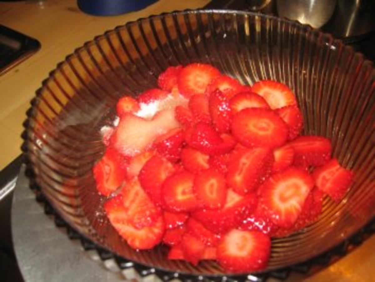 Dessert: Bayr. Creme Nocken auf marinierten Erdbeeren! - Rezept - Bild Nr. 2
