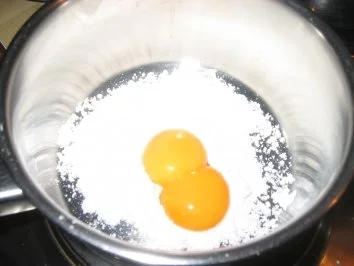 Dessert: Bayr. Creme Nocken auf marinierten Erdbeeren! - Rezept - Bild Nr. 7