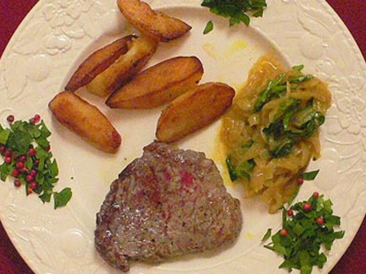 Rinderfiletsteak an Curry-Gewürz-Zwiebeln mit Rauke und Fruchtsalat ...