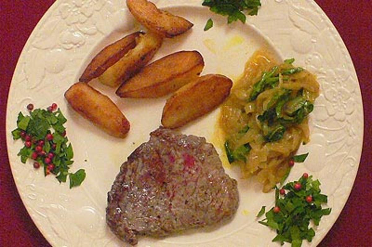 Bilder für Rinderfiletsteak an Curry-Gewürz-Zwiebeln mit Rauke und Fruchtsalat - Rezept