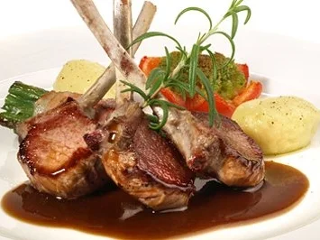 Lammsteaks mit Rosmarinkartoffeln, Kräuterschmand  und  Cherrytomaten - Rezept