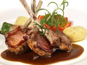 Rezept: Lammsteaks mit Rosmarinkartoffeln, Kräuterschmand und Cherrytomaten Lammsteaks mit Rosmarinkartoffeln, Kräuterschmand und Cherrytomaten - Rezept