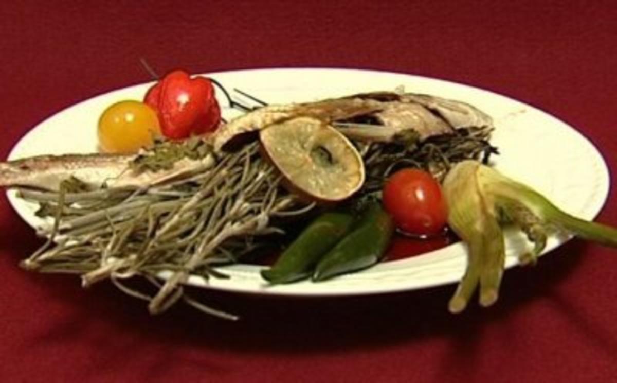 Dorade in Himbeer-Zitronenmelisse-Chili-Jus an Algen-Spargel und Peperoni - Rezept