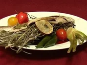 Dorade in Himbeer-Zitronenmelisse-Chili-Jus an Algen-Spargel und Peperoni - Rezept