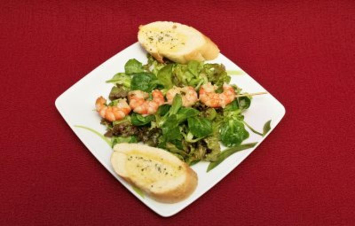 Garnelenspieß auf Blattsalat, dazu Kräuterbaguette (Benny Kieckhäben) - Rezept