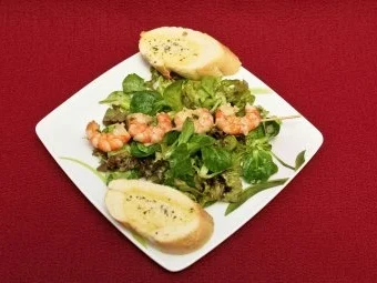Rezept: Garnelenspieß auf Blattsalat, dazu Kräuterbaguette (Benny Kieckhäben) Garnelenspieß auf Blattsalat, dazu Kräuterbaguette (Benny Kieckhäben) - Rezept