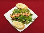 Rezept: Garnelenspieร auf Blattsalat, dazu Krรคuterbaguette (Benny Kieckhรคben) Garnelenspieร auf Blattsalat, dazu Krรคuterbaguette (Benny Kieckhรคben) - Rezept