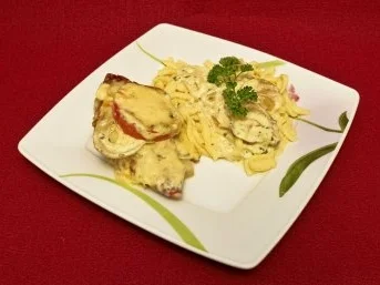 Hähnchenbrustfilet im Speckmantel in Kräutersoße überbacken, dazu Butterspätzle (Benny Kieckhäben) - Rezept