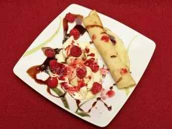 Heiße Himbeeren mit Vanilleeis und Crêpes (Benny Kieckhäben) - Rezept