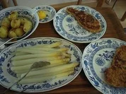 Spargel naturell an Schweineschnitzel und Pellkartöffelchen - Rezept