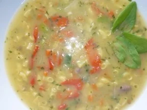 Herzige Frühlingssuppe mit Safran-Maisnudeln und Sauerampfer - Rezept