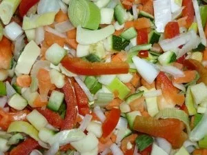 Herzige Frühlingssuppe mit Safran-Maisnudeln und Sauerampfer - Rezept - Bild Nr. 3