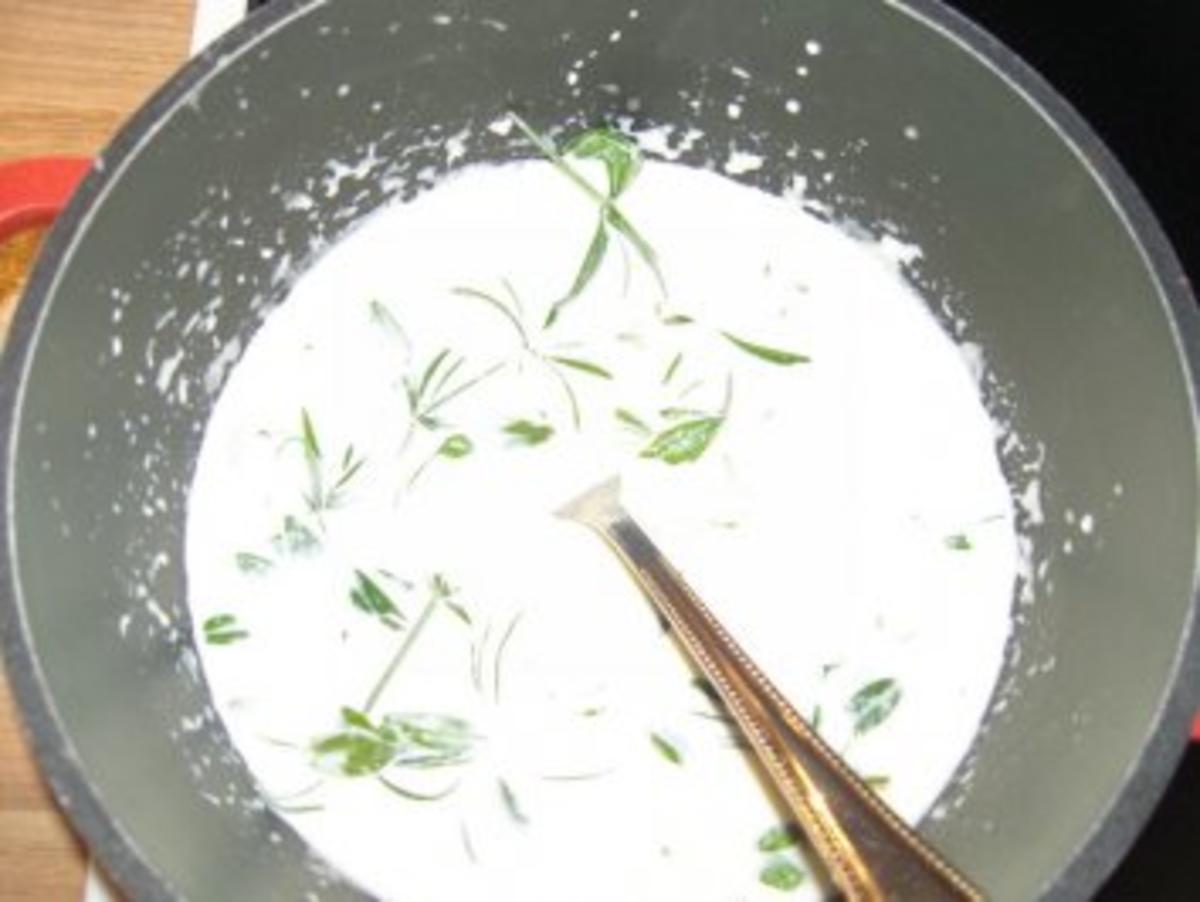 Carpaccio von Erdbeeren mit grünem Pfeffer und Waldmeisterparfait ...