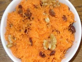Salat - Möhrensalat mit Rosinen und Walnüssen - Rezept