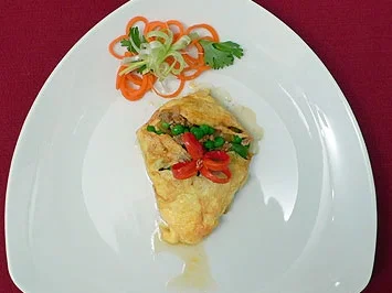 Rezept: Omelett gefüllt mit Hackfleisch, Paprika, Tomaten und Erbsen Omelett gefüllt mit Hackfleisch, Paprika, Tomaten und Erbsen - Rezept